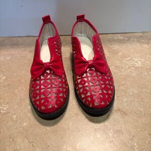 TOWED22 Red flats with bow